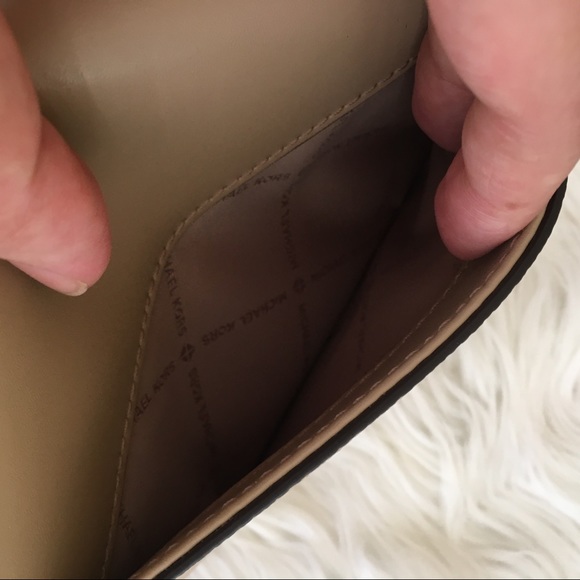 New Michael Kors Crossbody Bag - Picture 4 of 8